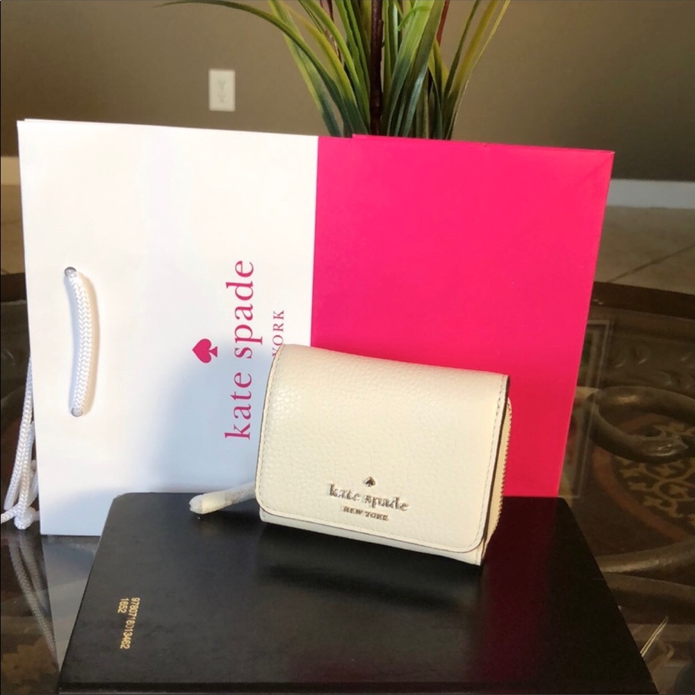 KATE SPADE WALLET - Picture 1 of 7